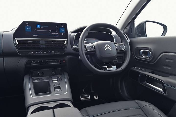 નવી C5 એરક્રોસ મોંઘી છે પરંતુ તે અન્ય SUV કરતાં અલગ હોવાની સાથે સ્ટાઇલ, દેખાવ અને આરામદાયક ડ્રાઇવિંગ અનુભવ આપે છે. પહેલાની સરખામણીમાં, આ નવા ઇન્ટિરિયરની દ્રષ્ટિએ વધુ સારી દેખાતી અને વધુ સારી કિંમત છે જ્યારે રાઇડની ગુણવત્તાની દ્રષ્ટિએ ખરીદવા માટે હજુ પણ શ્રેષ્ઠ SUV છે- જેના માટે ખરીદદારોએ આને ધ્યાનમાં લેવું જોઈએ.