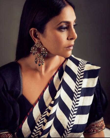 इस साड़ी को शेफाली ने वेस्टर्न अंदाज में कैरी किया है. लंबे झुमके और न्यूड मेकअप के साथ उन्होंने खुले हेयर रखे हैं. इस अंदाज में शेफाली काफी ग्रेसफुल लग रही हैं.