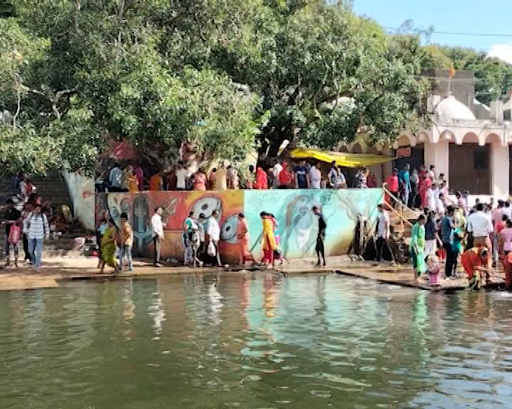 આ દિવસ લોકો પવિત્ર નદીમાં સ્નાન કરે છે અને તર્પણ, પિંડદાન, શ્રાદ્ધ કરીને પોતાના પૂર્વજોને વિદાય આપે છે.