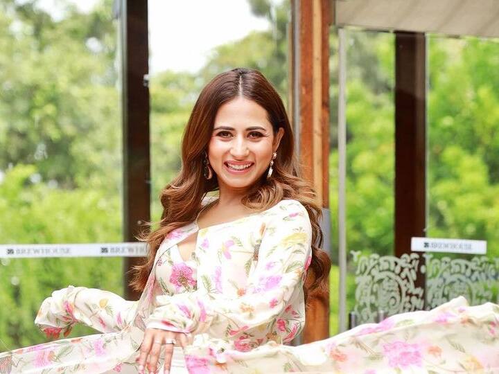 हलका मेकअप आणि वेव्ह हेअरस्टाईलमध्ये ती खूपच आकर्षक दिसत आहे.(फोटो सौजन्य:sargunmehta/इन्टाग्राम)