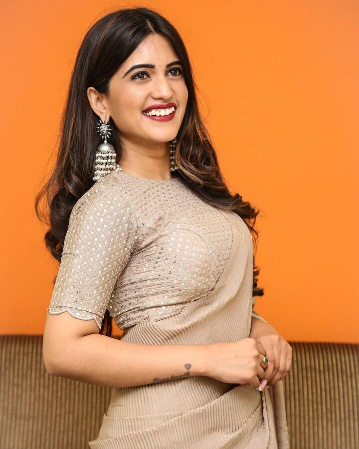 పుష్ప ఇంటర్వూతో లైమ్ లైట్లోకి వచ్చిన స్రవంతి, ఆ తర్వాత ఓటీటీ సిరీస్లలో తళుక్కున మెరిసింది. Photo credit: sravanthi_chokarapu/ instagram