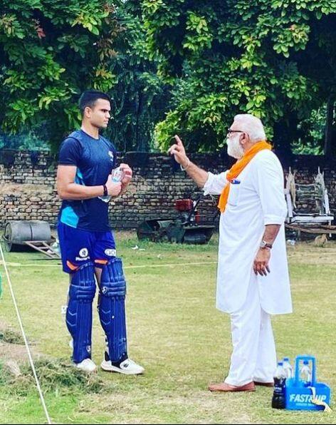 ਅਰਜੁਨ ਤੇਂਦੁਲਕਰ ਗੋਆ ਟੀਮ ਦੀ ਵੱਲੋਂ ਟੂਰਨਾਮੈਂਟ ਖੇਡਣ ਲਈ ਚੰਡੀਗੜ੍ਹ ਪਹੁੰਚੇ ਸਨ। ਯੁਵਰਾਜ ਸਿੰਘ ਦੇ ਪਿਤਾ ਯੋਗਰਾਜ ਸਿੰਘ ਨਾਲ ਅਰਜੁਨ ਦੇ ਅਭਿਆਸ ਸੈਸ਼ਨ ਦੀਆਂ ਤਸਵੀਰਾਂ ਸੋਸ਼ਲ ਮੀਡੀਆ 'ਤੇ ਵਾਇਰਲ ਹੋ ਰਹੀਆਂ ਹਨ। ਯੋਗਰਾਜ ਸਿੰਘ ਲਗਭਗ ਇਕ ਹਫਤੇ ਤੋਂ ਅਰਜੁਨ ਨੂੰ ਟ੍ਰੇਨਿੰਗ ਦੇ ਰਹੇ ਹਨ।