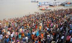 Mahalaya: বিভিন্ন ঘাটে পিতৃপুরুষের উদ্দেশে চলছে তর্পণ, মায়ের আসার অপেক্ষায় প্রহর গোনা শুরু