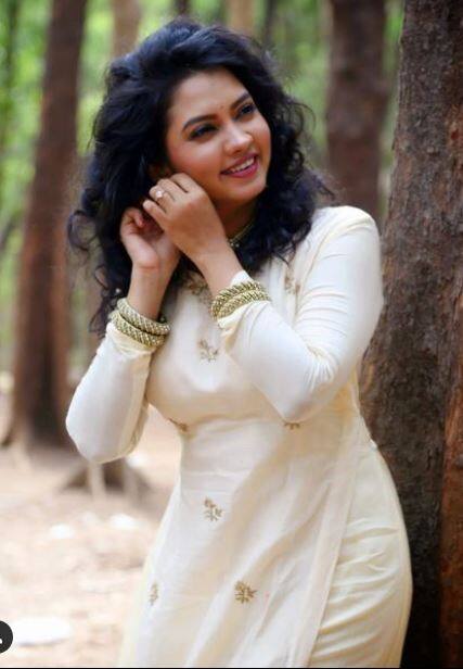 तिचे लाखो फॉलोअर्स सोशल मीडियावर आहेत. (Photo:@meera.joshi.796/FB)