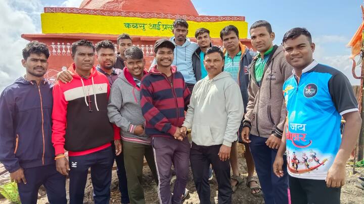 ह्या शिखराला राज्यातून देशातून खूप लोक भेट देतात..