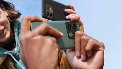 OnePlus 10 Pro 5G Camera: वनप्लस का यह स्मार्टफोन ट्रिपल रियर कैमरा सेटअप के साथ पेश हुआ है. इसमें पीछे की तरफ 48MP का मेन कैमरा, 50MP का अल्ट्रा वाइड एंगल सेंसर और 8MP का टेलीफोटो लेंस दिया गया है. सेल्फी और वीडियो कॉलिंग के लिए स्मार्टफोन 32MP सेल्फी कैमरा के साथ पेश हुआ है. इसमें अल्ट्रा HDR, डुअल व्यू वीडियो, मूवी मोड, प्रो मोड, पोट्रेट मोड, टाइम्सलेप जेसै कई कैमरा फीचर्स दिए गए हैं.