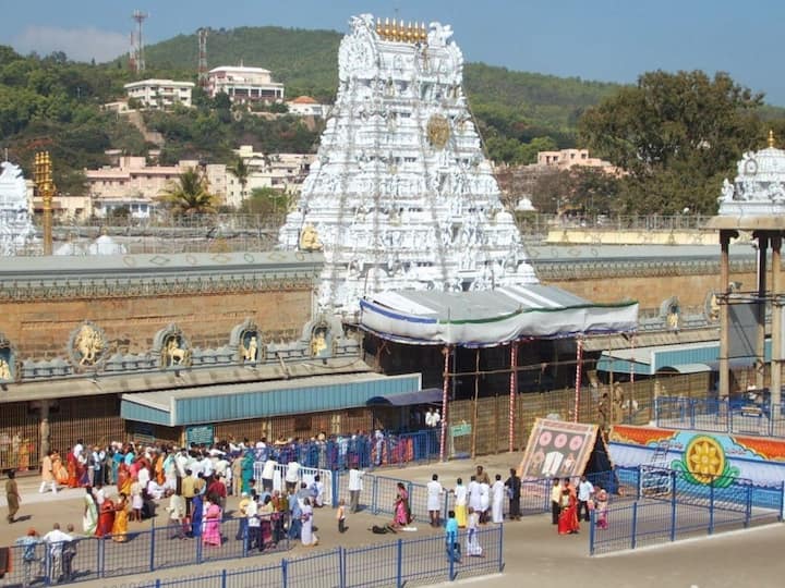 Tirumala News: TTD conducts Pooja events at Tirumala Temple on Sunday DNN Tirumala News: తిరుమలలో భక్తుల రద్దీ సాధారణం, ఆదివారం శ్రీవారికి నిర్వహించే పూజలు ఇవే