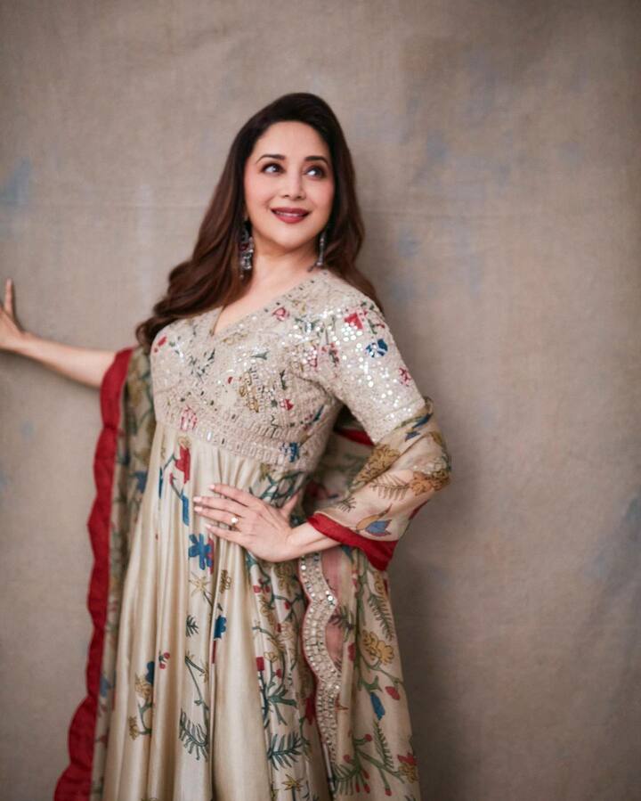 बॉलिवूडची धक-धक गर्ल म्हटली जाणारी सुंदर अभिनेत्री माधुरी दीक्षित नेहमीच कोणत्या ना कोणत्या कारणाने चर्चेचा भाग असते.(फोटो सौजन्य:madhuridixitnene/इंस्टाग्राम)