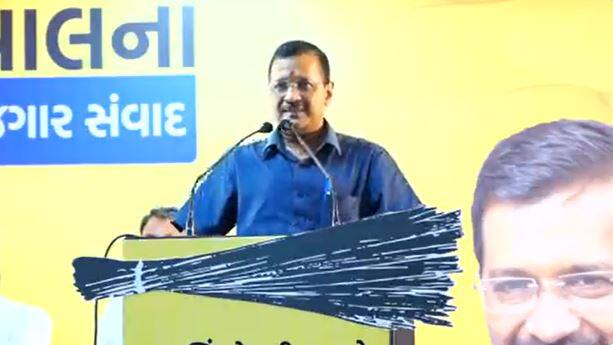 Kejriwal's interaction with an outsourced employee in Ahmedabad Arvind kejriwal Gujarat visit: નિકોલમાં આઉટસોર્સિંગ કર્મચારી સાથે કેજરીવાલનો સંવાદ, જાણો ભાજપ પર શું કર્યા પ્રહાર?