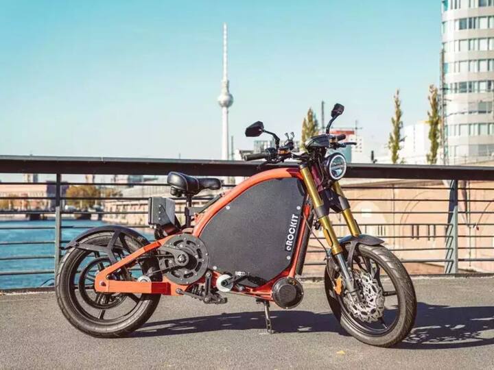 एका रिपोर्टनुसार, जर्मन उत्पादनावर आधारित ही ई-बाईक पूर्ण चार्ज केल्यानंतर 120 किमीची रेंज देऊ शकते. तसेच त्याची इलेक्ट्रिक मोटर 20 bhp पॉवर जनरेट करेल. या बाईकचा कमाल वेग ताशी 90 किमी असू शकतो.