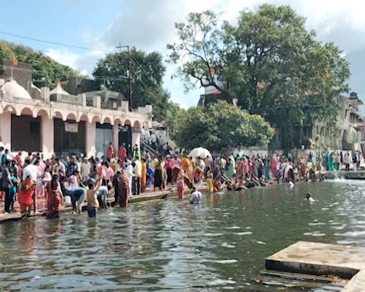 તેઓએ જણાવ્યું હતું કે છેલ્લા શ્રાદ્ધના દિવસે પિતૃઓને યાદ કરી જલ અર્પણ કરવાથી પિતૃઓને મોક્ષ પ્રાપ્તિ થાય છે.