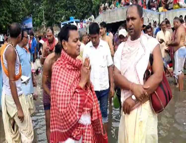 Mahalaya: যে ঘাটে কুমির সেই ঘাটেই তপর্ণের ইচ্ছে রাজ্যের মন্ত্রীর, বাধ্য হয়ে গঙ্গায় বোমাবাজি Mahalaya East Burdwan Minister wants tarpan in ganga filled with crocodile Mahalaya: যে ঘাটে কুমির সেই ঘাটেই তপর্ণের ইচ্ছে রাজ্যের মন্ত্রীর, বাধ্য হয়ে গঙ্গায় বোমাবাজি
