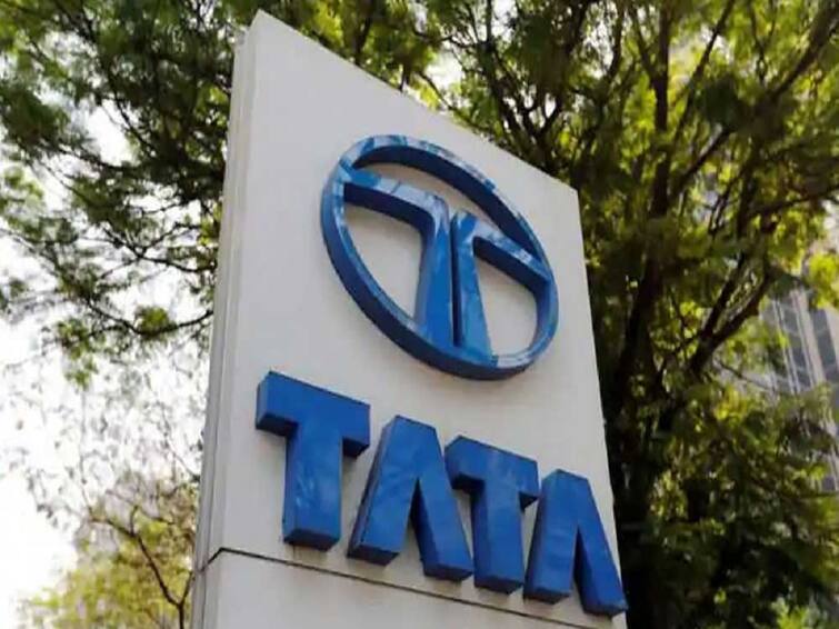 tata group share titan delivered 1 lakh turn 10 crore rupees Tata Group: टाटा ग्रुप के इस शेयर ने निवेशकों की मनाई दिवाली, 1 लाख के बना दिए ₹10 करोड़