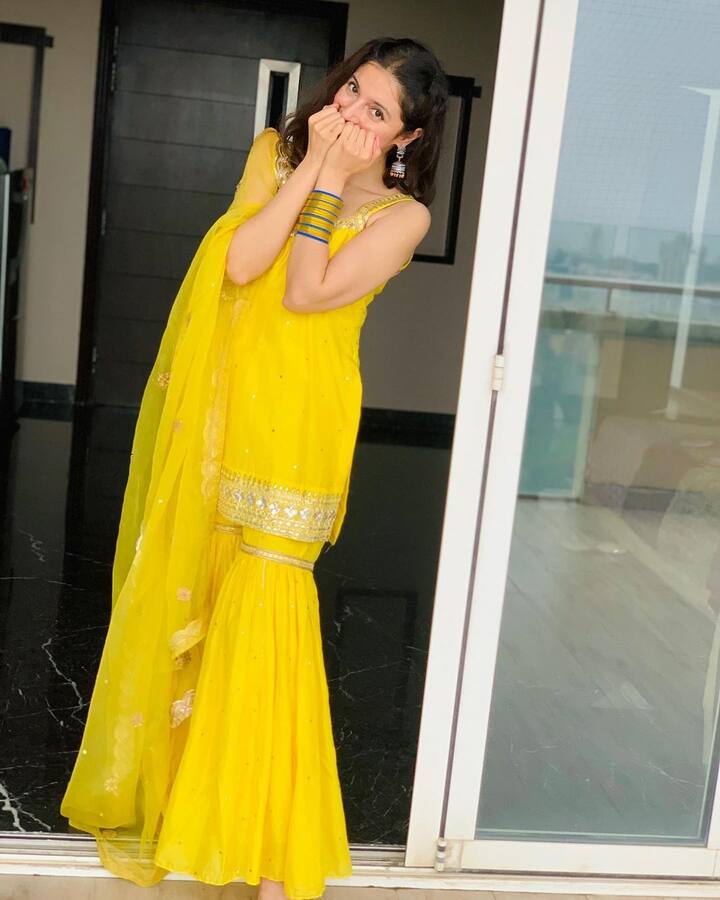 हिरव्या रंगाच्या शरारा सूटमध्ये अभिनेत्री एकापेक्षा एक पोज देत आहे. (फोटो सौजन्य :divyakhoslakumar/इंस्टाग्राम)