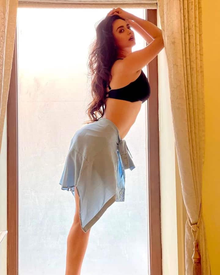 अपने शानदार फोटो और वीडियो सौन्दर्या शर्मा आए दिन सोशल मीडिया पर शेयर करती रहती हैं. जिसकी वजह से सौन्दर्या का नाम चर्चा का विषय बनता रहता है.
