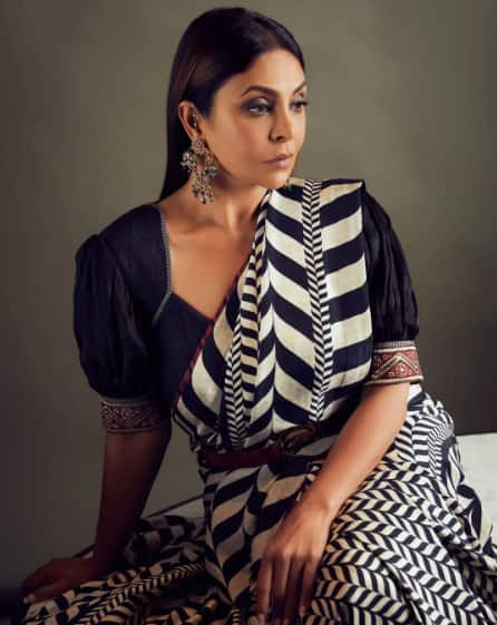 बॉलीवुड अभिनेत्री शेफाली शाह (Shefali Shah) ने हाल में इंस्टाग्राम पर अपनी लेटेस्ट फोटोज शेयर की हैं. इन तस्वीरों में शेफाली ब्लैक एंड व्हाइट साड़ी में नजर आ रही हैं.