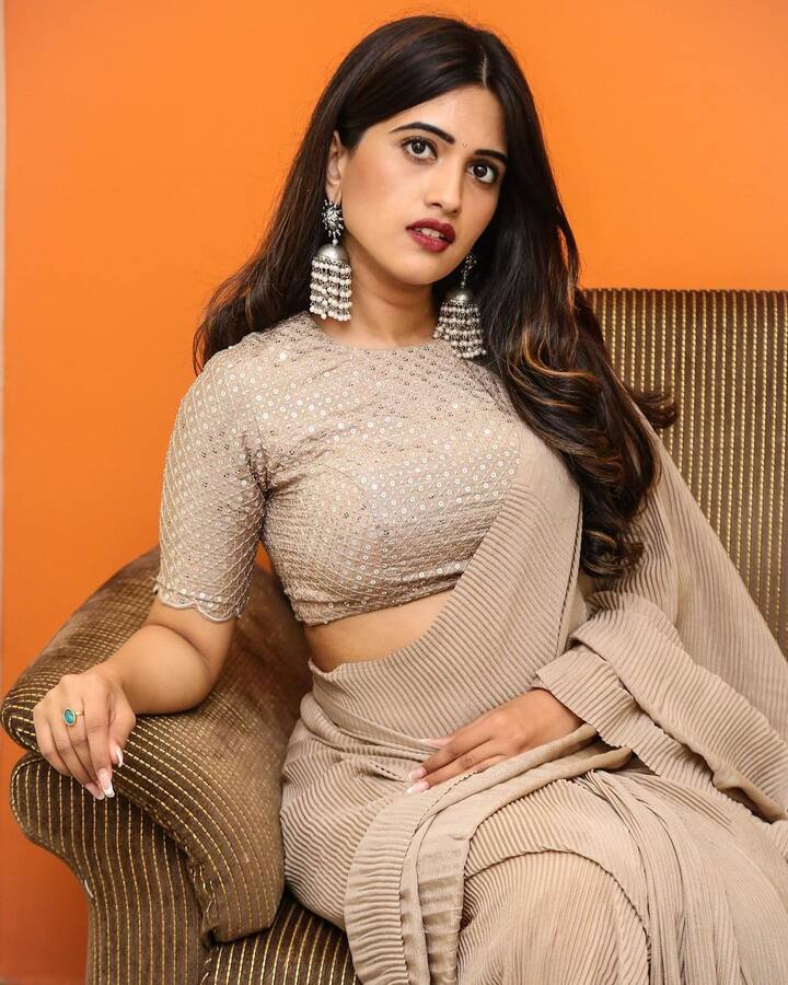 ట్రెడిషనల్ ఫోటోలతో పాటు ట్రెండీ పిక్స్ తో నెటిజన్లను అలరిస్తుంది. Photo credit: sravanthi_chokarapu/ instagram