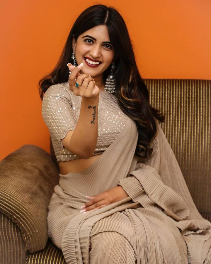 సోషల్ మీడియాలో ఫుల్ యాక్టివ్ గా ఉంటూ ఎప్పటికప్పుడు తన లేటెస్ట్ ఫోటోలను షేర్ చేస్తుంది. Photo credit: sravanthi_chokarapu/ instagram
