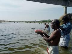 மஹாளய அமாவாசை: கரூரில் ஒரே நேரத்தில் 50 பேருக்கு தர்ப்பணம் செய்த சிவாச்சாரியார்