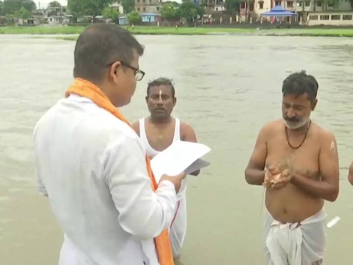 Every Bengali home on Mahalaya rises early in the morning, even before the sun. The event is related with several activities and ceremonies. On this day, many people do 'tarpan' to offer prayers to their ancestors' departed souls and to provide 'bhog' to the Brahmins, as well as food and resources to the destitute.(Image Source: ANI)
