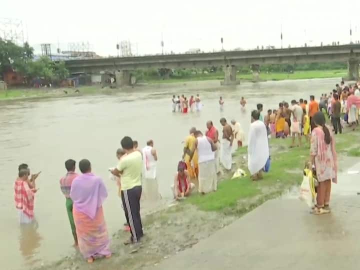 During this day, certain Hindu households perform the pitru tarpan ritual, in which they offer prayers and offerings (pind-daan) to the dead ancestors on the banks of the Ganga. Devotees believe that 'Pind Daan' aids in the redemption of their ancestors and opens the door to paradise for them. (Image Source: ANI)