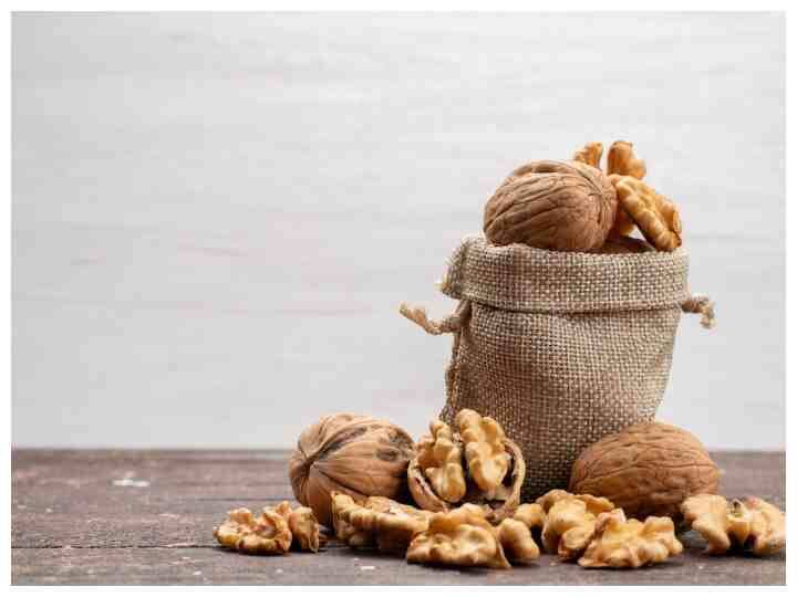 eating walnuts in empty stomach health benefits सुबह खाली पेट रोजाना खाएं 2 अखरोट, बीमारियां
