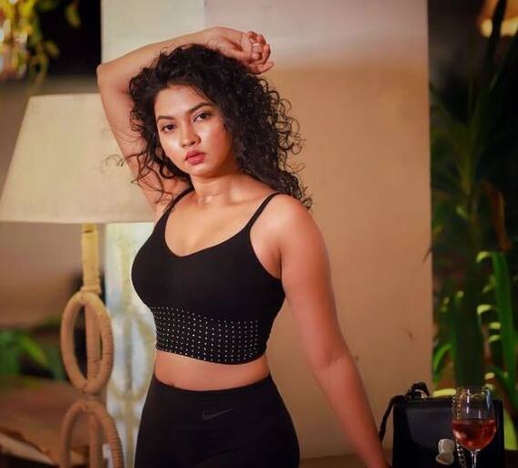 मीराची घायाळ करणारी नजर अन् हॉट अंदाज