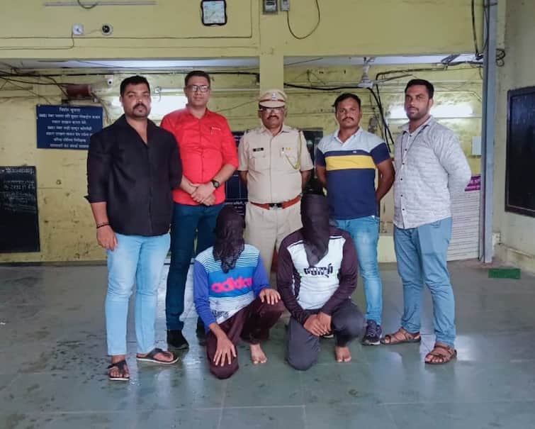 Kalyan Crime Two Bogus TC arrested by Railway Police RP at Kasara Railway Station  टीसीची कपडे घालून प्रवाशांची लूट सुरू, कसाऱ्यात बोगस टीसींना पोलिसांनी ठोकल्या बेड्या
