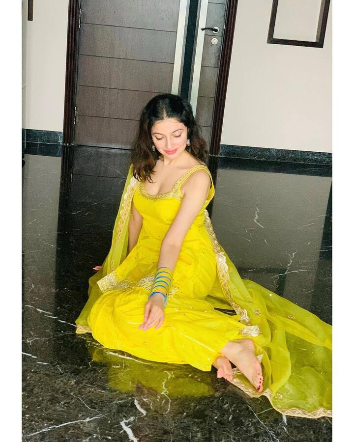 अभिनेत्रीने या डीप नेकलाइन आउटफिटसह सिल्व्हर कलरचे कानातले घातले आहेत. दिव्याने एकत्र अनेक फोटो शेअर केले आहेत, ज्यामध्ये ती वेगवेगळ्या स्टाइलमध्ये पोज देताना दिसत आहे. (फोटो सौजन्य :divyakhoslakumar/इंस्टाग्राम)