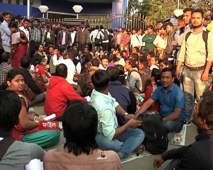 North 24 Parganas: রেললাইন থেকে উদ্ধার ছিন্নভিন্ন দেহ, গাইঘাটায় রহস্যমৃত্যু টেট চাকরিপ্রার্থীর Mysterious Death Of A TET Agitator In North 24 Parganas North 24 Parganas: রেললাইন থেকে উদ্ধার ছিন্নভিন্ন দেহ, গাইঘাটায় রহস্যমৃত্যু টেট চাকরিপ্রার্থীর