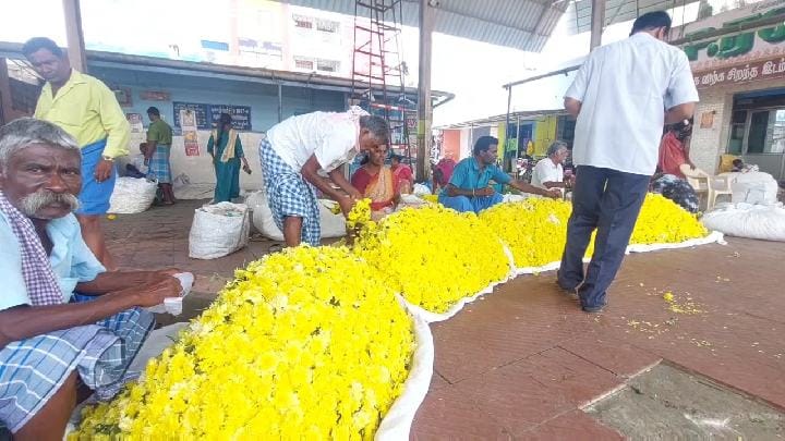 தருமபுரி பூக்கள் சந்தையில் பூக்கள் விலை உயராததால், விவசாயிகள் ஏமாற்றம்!