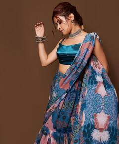 Avneet Kaur Pics: બ્લૂ કલરની પ્રિન્ટેડ સાડીમાં અવનીત કૌરનો હોટ અંદાજ, જુઓ તસવીરો