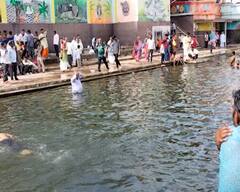 Sarva Pitru Amavasya 2022: સર્વ પિતૃ અમાસે દામોદર કુંડમાં ઉમટ્યાં શ્રદ્ધાળુ, પિતૃઓને કર્યુ જલ અર્પણ, જુઓ તસવીરો