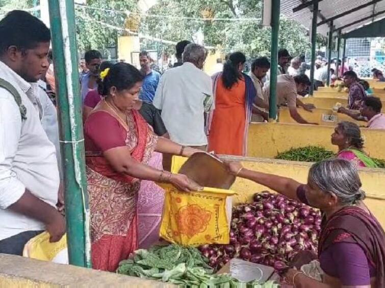 Farmers are disappointed as the price of flowers in Dharmapuri flower market has not increased even after Puratasi comes on Saturday. தருமபுரி பூக்கள் சந்தையில் பூக்கள் விலை உயராததால், விவசாயிகள் ஏமாற்றம்!