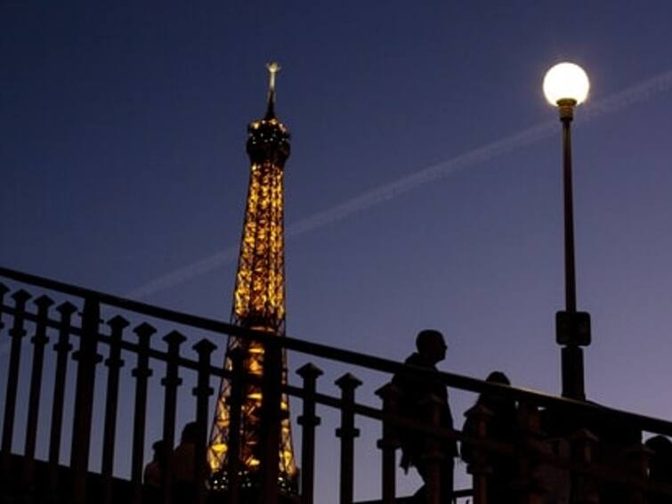 Watch Video: The moment Eiffel tower lights were dimmed amid France's energy crisis Watch Video: பிரான்ஸ் நகரில் மின் தட்டுப்பாடு; ஈபிள் டவரில் ஒளிரப்படும் விளக்குகளின் நேரத்தில் மாற்றம்!