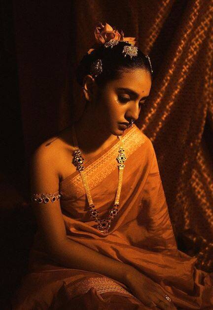 नॅशनल क्रश प्रिया वारिअरच्या अदांची सोशल मीडियावर चर्चा सुरुय.