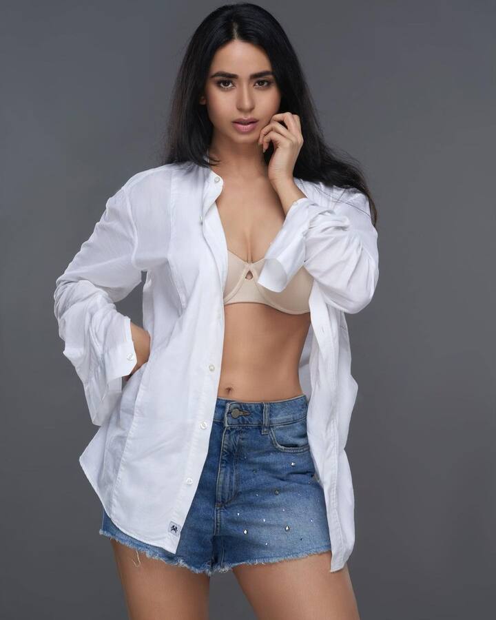 इन तस्वीरों में आप देख सकते हैं कि सौन्दर्या शर्मा डेनिम शॉर्ट्स और व्हाइट शर्ट में कहर बरपा रही हैं.