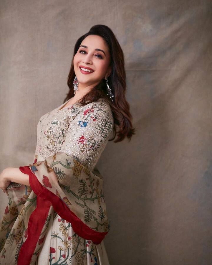 जेव्हा ती पडद्यावर येते तेव्हा प्रेक्षक तिच्यापासून नजर हटवू शकत नाहीत. माधुरीचे हसणे आणि वागणे आजही कोणालाही मद्यधुंद बनवू शकते.(फोटो सौजन्य:madhuridixitnene/इंस्टाग्राम)