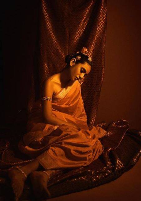 एका व्हिडीओमुळं नॅशनल क्रश झालेली प्रिया वारिअर सोशल मीडियावर सक्रिय असते.