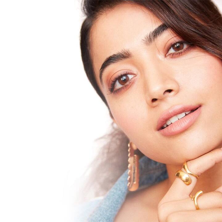 अभिनेत्रीच्या या स्टाइलला इंस्टाग्रामवर खूप पसंत केले जात आहे. रश्मिकाच्या चाहत्यांना तिचा हा नवा अवतार खूपच आवडला आहे.(फोटो सौजन्य :rashmika_mandanna/इंस्टाग्राम)
