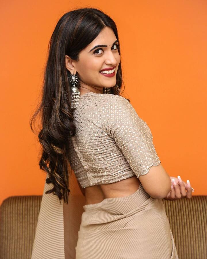 హీరోయిన్స్కు ఏమాత్రం తీసిపోని గ్లామర్ షోతో సోషల్ మీడియాలో మంచి పాపులారిటీని సంపాదించింది. Photo credit: sravanthi_chokarapu/ instagram