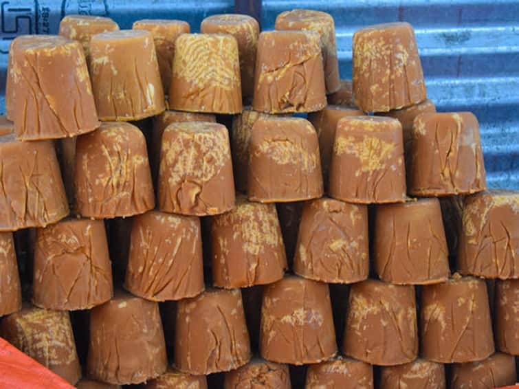 Air Pollution: Drinking jaggery water in pollution will benefit the lungs, know how to make it Air Pollution: પ્રદૂષણમાં ગોળનું પાણી પીવાથી ફેફસાંને થશે ફાયદો, જાણો કેવી રીતે બનાવશો