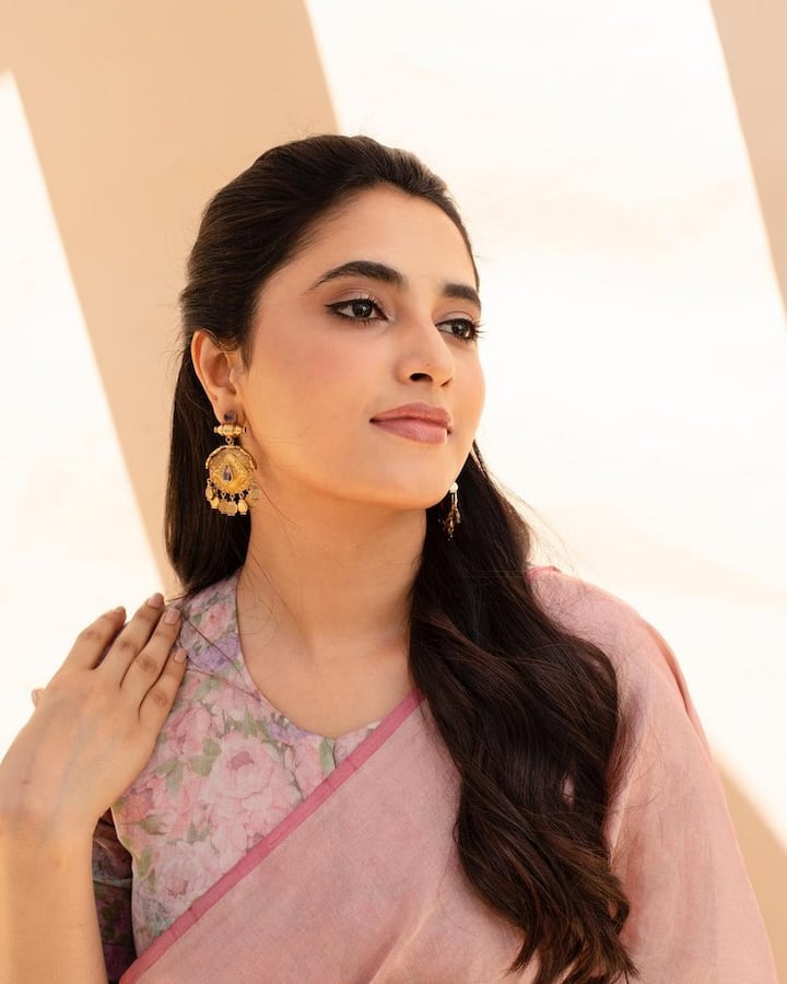 ఇందులో ఆమె క్యూట్ లుక్ కి ప్రేక్షకులు ఫిదా అవుతున్నారు. (Photo Credit: Instagram)