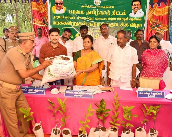 தருமபுரி: மரக்கன்றிற்காக குழி வெட்டும் அரசு; பொது மக்கள் ஆட்சியர் அலுவலகத்தில் மனு