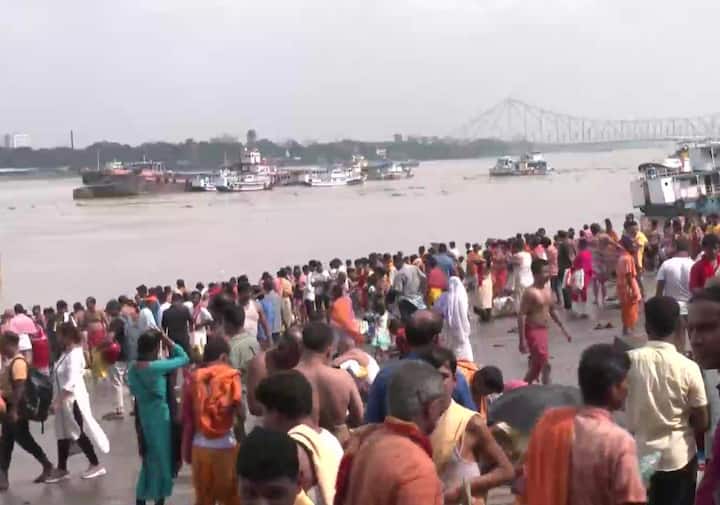 આ દિવસ લોકો પવિત્ર નદીમાં સ્નાન કરે છે અને તર્પણ, પિંડદાન, શ્રાદ્ધ કરીને પોતાના પૂર્વજોને વિદાય આપે છે.