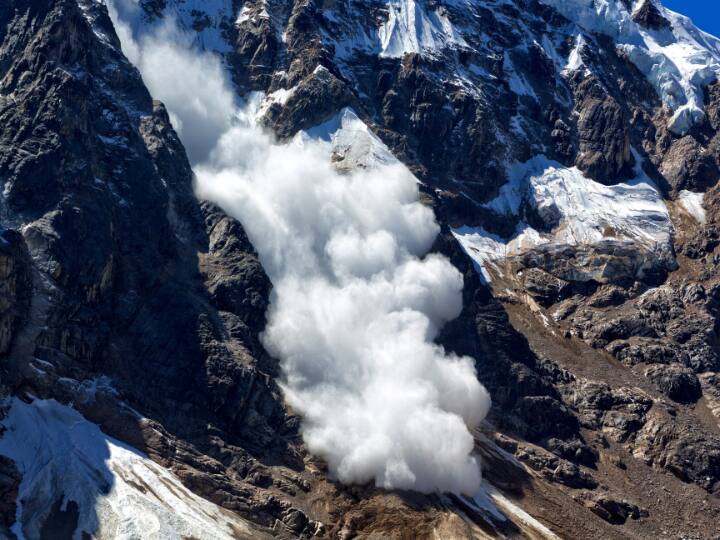 Avalanche: नेपाल के माउंट मानसलू में हिमस्खलन से दो पर्वतारोहियों की मौत, 12 घायल, तलाशी और बचाव अभियान जारी At least 2 climbers dead many injured in an avalanche at Mt Manaslu rescue and search operation underway Avalanche: नेपाल के माउंट मानसलू में हिमस्खलन से दो पर्वतारोहियों की मौत, 12 घायल, तलाशी और बचाव अभियान जारी