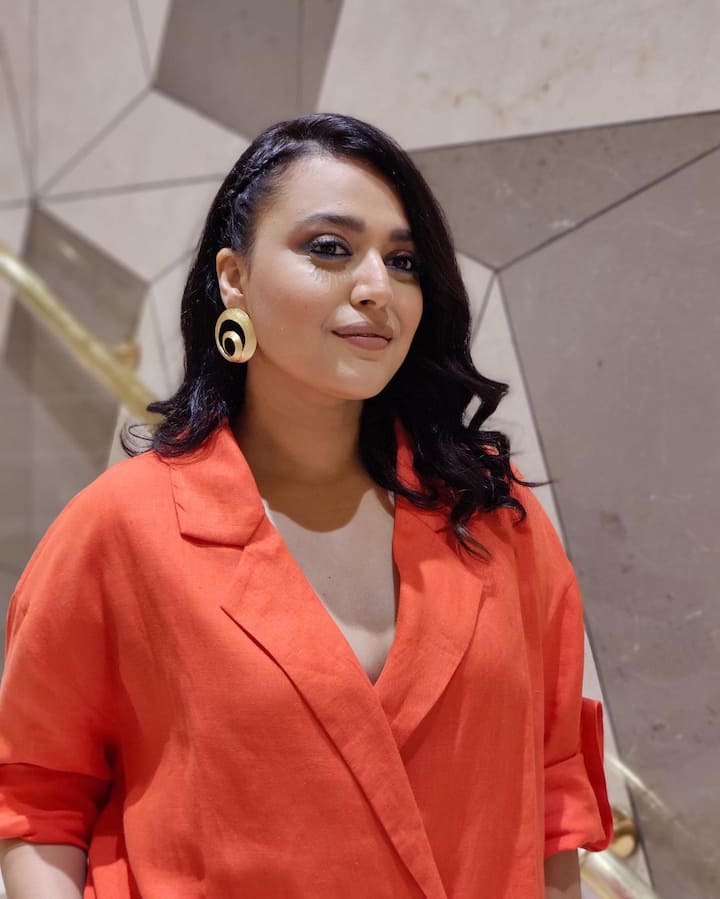 फोटोमधील स्वराच्या स्वॅगनं अनेकांचे लक्ष वेधलं आहे. (Swara Bhasker/instagram)
