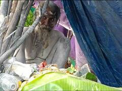 கரூர் அருகே தேசிய நெடுஞ்சாலையில் திடீர் நிர்வாண சாமியார்.... பிரசாதமாக விபூதி..!