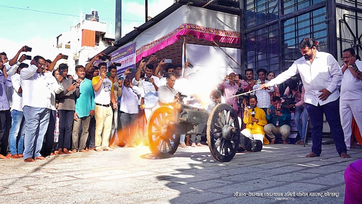 तोफेची सलामी नवरात्रोत्सवाला प्रारंभ करण्यात आला.