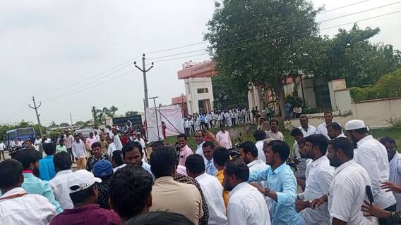 Basara IIIT Tension: బాసర ట్రిపుల్ ఐటీ వద్ద బీజేపీ,టీఆర్ఎస్ పోటాపోటీ నినాదాలు